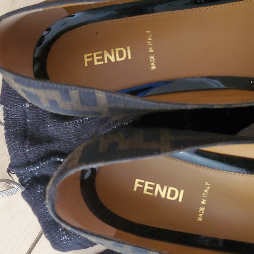 Fendi. Flash $ - Picture 2 of 7